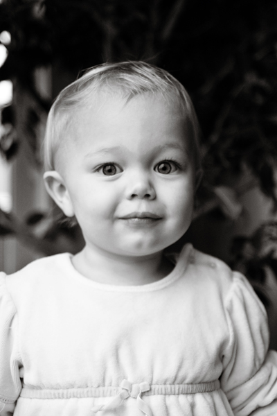 20101112Olivia_0021-bw-600